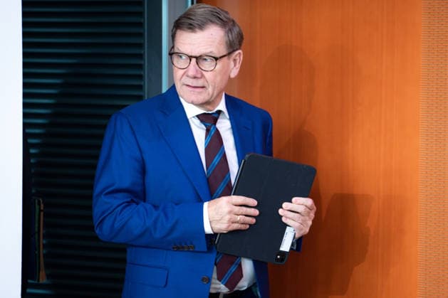 61. Sitzung des Bundeskabinett Aktuell, 07.10.2026, Berlin, Dr. Johann David Wadephul, Bundesminister des Auswaertigen mit Ipad in der Hand betritt er den Kabinettsaal im Vorfeld der Kabinettssitzung, Sitzung des Bundeskabinett im Bundeskanzleramt in Berlin Berlin Berlin Deutschland