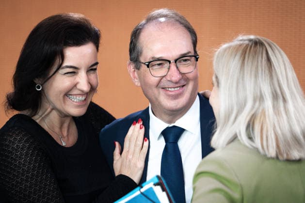61. Sitzung des Bundeskabinett Aktuell,07.10.2026 Berlin, Dorothee Baer, Bundesministerin fuer Forschung, Technologie und Raumfahrt mit Alexander Dobrindt, Bundesminister des Innern und Nina Warken, im Vorfeld der Kabinettssitzung, Sitzung des Bundeskabinett im Bundeskanzleramt in Berlin Berlin Berlin Deutschland