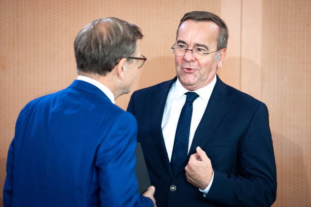 61. Sitzung des Bundeskabinett Aktuell,07.10.2026 Berlin, Boris Pistorius, Bundesminister der Verteidigung im Gespraech mit Dr. Johann David Wadephul, Bundesminister des Auswaertigen im Vorfeld der Kabinettssitzung, Sitzung des Bundeskabinett im Bundeskanzleramt in Berlin Berlin Berlin Deutschland