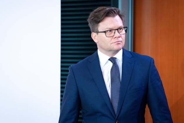 61. Sitzung des Bundeskabinett Aktuell, 07.10.2026, Berlin, Carsten Schneider, Bundesminister fuer Umwelt, Klimaschutz, Naturschutz und nukleare Sicherheit betritt den Kabinettsaal im Vorfeld der Kabinettssitzung, Sitzung des Bundeskabinett im Bundeskanzleramt in Berlin Berlin Berlin Deutschland
