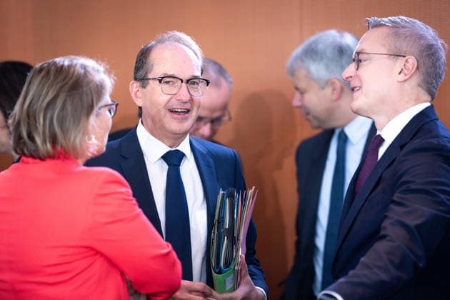 61. Sitzung des Bundeskabinett Aktuell,07.10.2026 Berlin, Alexander Dobrindt, Bundesminister des Innern lachend im Gespraech mit Dr. Karsten Wildberger, Bundesminister fuer Digitalisierung und Staatsmodernisierung im Vorfeld der Kabinettssitzung, Sitzung des Bundeskabinett im Bundeskanzleramt in Berlin Berlin Berlin Deutschland