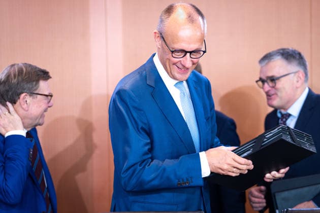 61. Sitzung des Bundeskabinett Aktuell, 07.10.2026, Berlin, Bundeskanzler Friedrich Merz (CDU) bei Ankunft im Kabinettsaal, er bringt seine Unterlagen zu seinem Platz, im Vorfeld der Kabinettssitzung, Sitzung des Bundeskabinett im Bundeskanzleramt in Berlin Berlin Berlin Deutschland