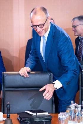 61. Sitzung des Bundeskabinett Aktuell, 07.10.2026, Berlin, Bundeskanzler Friedrich Merz (CDU) bei Ankunft im Kabinettsaal, er bringt seine Unterlagen zu seinem Platz, im Vorfeld der Kabinettssitzung, Sitzung des Bundeskabinett im Bundeskanzleramt in Berlin Berlin Berlin Deutschland