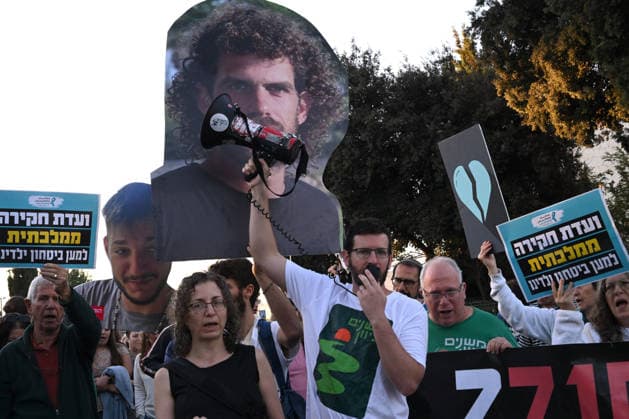 Families and supporters hold placards of faces of Israelis murdered by Hamas during a protest on the third anniversary of the deadliest day in Israel s history outside the Israeli Knesset, Parliament, in Jerusalem, on Wednesday, October 7, 2026. Demonstrators demand a state independent inquiry into the government s security failures, a request rejected by Israeli Prime Minister Benjamin Netanyahu. The banner reads The people shall remember their sons and daughters who were murdered a reference to the Yizkor prayer, with the date 27 10, the day of the upcoming general elections in Israel that are seen as a referendum on Netanyahu s power.  JER2026100708 DEBBIExHILL