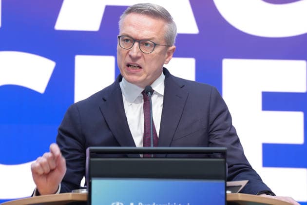 Statement des Bundesminister fuer Digtales zur Staatsmodernisierung Dr. Karsten Wildberger (Digitalminister) im Portrait untermauert der Minister seine Aussagen mit Gestik und Mimik beim Statement zum Kabinettbeschluss des Berichts zu 1 Jahr Staatsmodernisierung, Berlin, 07.10.2026 Berlin Berlin Deutschland