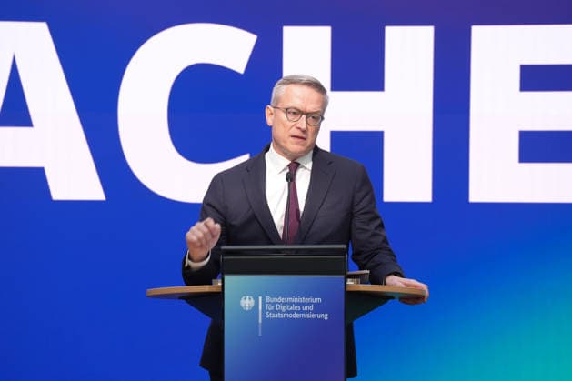 Statement des Bundesminister fuer Digtales zur Staatsmodernisierung Dr. Karsten Wildberger (Digitalminister) im Portrait beim Statement zum Kabinettbeschluss des Berichts zu 1 Jahr Staatsmodernisierung, Berlin, 07.10.2026 Berlin Berlin Deutschland