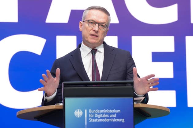 Statement des Bundesminister fuer Digtales zur Staatsmodernisierung Dr. Karsten Wildberger (Digitalminister) im Portrait untermauert der Minister seine Aussagen mit Gestik und Mimik beim Statement zum Kabinettbeschluss des Berichts zu 1 Jahr Staatsmodernisierung, Berlin, 07.10.2026 Berlin Berlin Deutschland