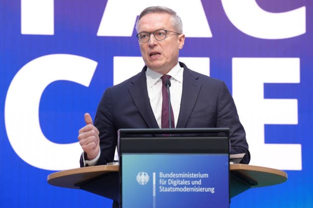 Statement des Bundesminister fuer Digtales zur Staatsmodernisierung Dr. Karsten Wildberger (Digitalminister) im Portrait untermauert der Minister seine Aussagen mit Gestik und Mimik beim Statement zum Kabinettbeschluss des Berichts zu 1 Jahr Staatsmodernisierung, Berlin, 07.10.2026 Berlin Berlin Deutschland