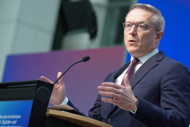 Statement des Bundesminister fuer Digtales zur Staatsmodernisierung Dr. Karsten Wildberger (Digitalminister) im Portrait untermauert der Minister seine Aussagen mit Gestik und Mimik beim Statement zum Kabinettbeschluss des Berichts zu 1 Jahr Staatsmodernisierung, Berlin, 07.10.2026 Berlin Berlin Deutschland