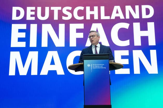 Statement des Bundesminister fuer Digtales zur Staatsmodernisierung Dr. Karsten Wildberger (Digitalminister)auf der Buehne beim Statement zum Kabinettbeschluss des Berichts zu 1 Jahr Staatsmodernisierung, Berlin, 07.10.2026 Berlin Berlin Deutschland