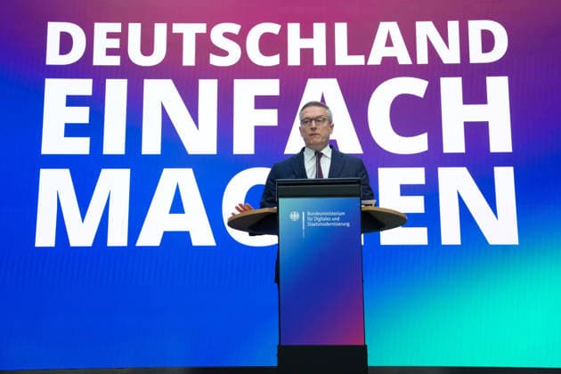 Statement des Bundesminister fuer Digtales zur Staatsmodernisierung Dr. Karsten Wildberger (Digitalminister)auf der Buehne beim Statement zum Kabinettbeschluss des Berichts zu 1 Jahr Staatsmodernisierung, Berlin, 07.10.2026 Berlin Berlin Deutschland