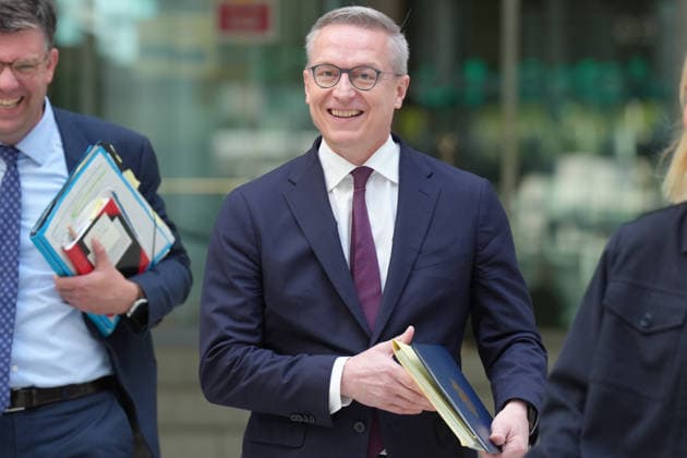 Statement des Bundesminister fuer Digtales zur Staatsmodernisierung Dr. Karsten Wildberger dynamisch mit Mappe in der Hand auf dem Weg zu seinem Statement zum Kabinettbeschluss des Berichts zu 1 Jahr Staatsmodernisierung, Berlin, 07.10.2026 Berlin Berlin Deutschland