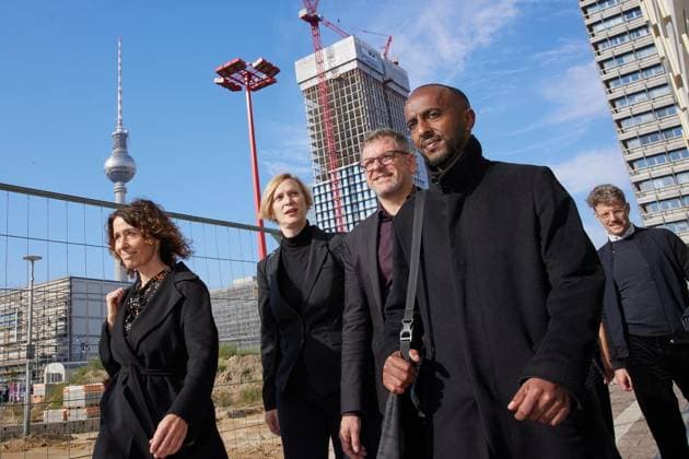Sondierungsgespräche in Berlin ** NUR FÜR REDAKTIONELLE ZWECKE ** EDITORIAL USE ONLY **<p>Bettina Jarasch (l-r), Nina Stahr, Werner Graf und Philmon Ghirmai (alle Bündnis90 Die Grünen) kommen zu Sondierungsgesprächen mit der SPD und der Partei Die Linke ins Haus der Statistik. Deutschland Berlin Berlin Copyright: JörgxCarstensen