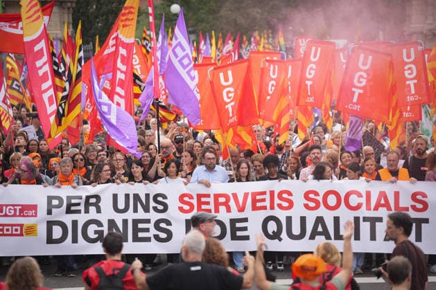 UGT and CCOO Call for a Strike in Social Services in Catalonia A large crowd during a demonstration in support of social services on October 7, 2026, in Barcelona, Catalonia, Spain. UGT and CCOO have called a strike in Catalonia’s social services sector to demand improvements in working conditions and equal pay between the private and public sectors. OCTOBER 7, 2026 Barcelona, Catalonia Barcelona, Catalonia, Spain  Copyright: xDavidxZorrakinox 7826247