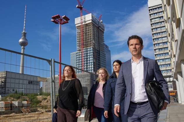 Sondierungsgespräche in Berlin ** NUR FÜR REDAKTIONELLE ZWECKE ** EDITORIAL USE ONLY **<p>Bettina König (l-r), Rona Tietje, Derya Caglar und Steffen Krach (alle SPD) kommen zu Sondierungsgesprächen mit der Partei Die Linke und Bündnis90 Die Grünen ins Haus der Statistik. Deutschland Berlin Berlin Copyright: JörgxCarstensen