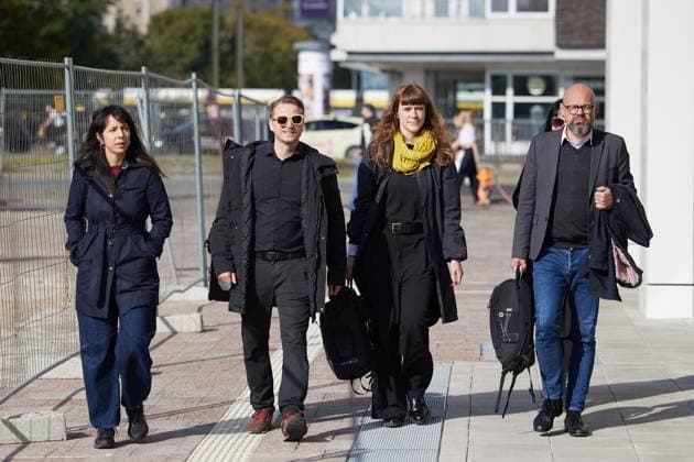 Sondierungsgespräche in Berlin ** NUR FÜR REDAKTIONELLE ZWECKE ** EDITORIAL USE ONLY **<p>Elif Eralp (l-r), Maximilian Schirmer, Kerstin Wolter und Tobias Schulze (alle Die Linke) kommen zu Sondierungsgesprächen mit der SPD und Bündnis90 Die Grünen ins Haus der Statistik. Deutschland Berlin Berlin Copyright: JörgxCarstensen
