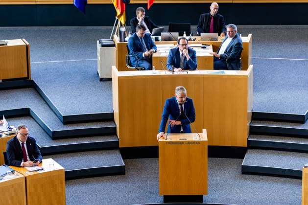 07.10.2026, GER, News Politik, 8.Wahlperiode, 56.Plenarsitzung im Plenarsaal Thüringer Landtag Im Bild Björn Höcke zeigt auf Mario Voigt Verhandlungsgegenstand der Sondersitzung: Auflösung des 8. Thüringer Landtags gemäß Artikel 50 Abs. 2 Satz 1 Nr. 1 der Verfassung des Freistaats Thüringen 99096 Erfurt Thueringer Landtag Thüringen Deutschland