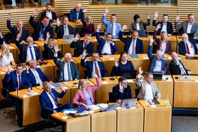 07.10.2026, GER, News Politik, 8.Wahlperiode, 56.Plenarsitzung im Plenarsaal Thüringer Landtag Offene Abstimmung der Partei AFD Verhandlungsgegenstand der Sondersitzung: Auflösung des 8. Thüringer Landtags gemäß Artikel 50 Abs. 2 Satz 1 Nr. 1 der Verfassung des Freistaats Thüringen 99096 Erfurt Thueringer Landtag Thüringen Deutschland