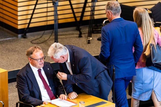 07.10.2026, GER, News Politik, 8.Wahlperiode, 56.Plenarsitzung im Plenarsaal Thüringer Landtag Mario Voigt im Gespräch, Björn Höcke verlässt gemeinsam mit Wiebke Muhsal den Plenarsaal Verhandlungsgegenstand der Sondersitzung: Auflösung des 8. Thüringer Landtags gemäß Artikel 50 Abs. 2 Satz 1 Nr. 1 der Verfassung des Freistaats Thüringen 99096 Erfurt Thueringer Landtag Thüringen Deutschland