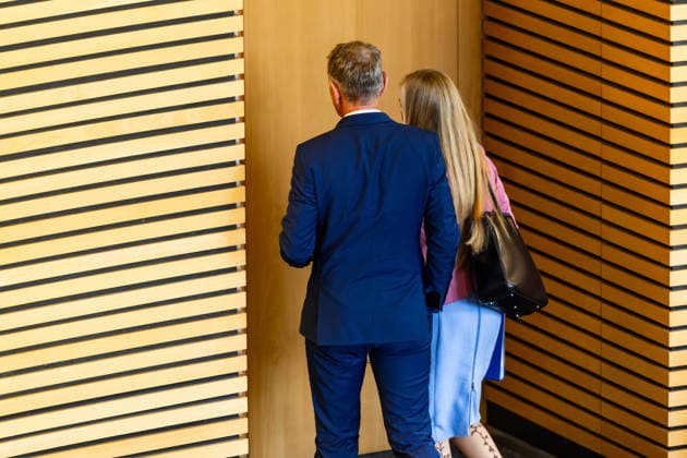07.10.2026, GER, News Politik, 8.Wahlperiode, 56.Plenarsitzung im Plenarsaal Thüringer Landtag Björn Höcke verlässt gemeinsam mit Wiebke Muhsal den Plenarsaal Verhandlungsgegenstand der Sondersitzung: Auflösung des 8. Thüringer Landtags gemäß Artikel 50 Abs. 2 Satz 1 Nr. 1 der Verfassung des Freistaats Thüringen 99096 Erfurt Thueringer Landtag Thüringen Deutschland
