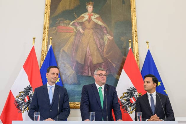 photonews.at - Wien, 07.10.2026. Ministerrat im Bundeskanzleramt. PHOTO: Klubobmann der ÖVP Ernst Gödl, Staatsseketär im Innenministerium Jörg Leichtfried (SPÖ) und Klubmann von NEOS Yannick Shetty beim Pressefoyer nach dem Minsterrat. Press foyer after the Council of Ministers. Minister, Regierung, Innenpolitik Ministerrat