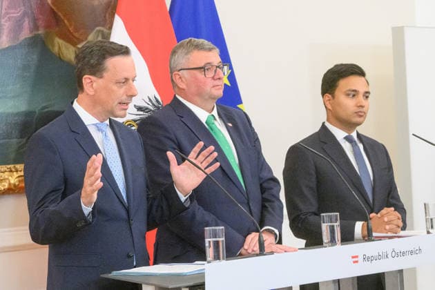 photonews.at - Wien, 07.10.2026. Ministerrat im Bundeskanzleramt. PHOTO: Klubobmann der ÖVP Ernst Gödl, Staatsseketär im Innenministerium Jörg Leichtfried (SPÖ) und Klubmann von NEOS Yannick Shetty beim Pressefoyer nach dem Minsterrat. Press foyer after the Council of Ministers. Minister, Regierung, Innenpolitik Ministerrat