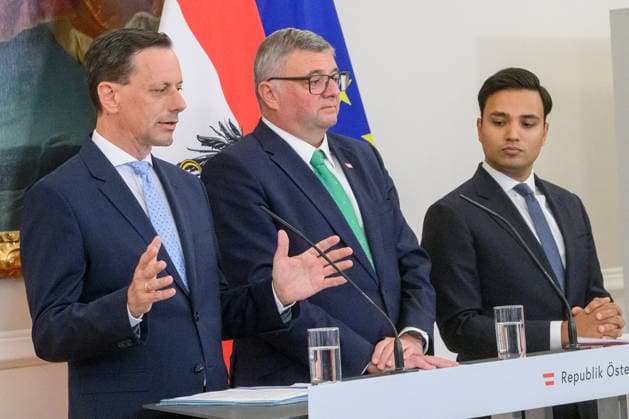 photonews.at - Wien, 07.10.2026. Ministerrat im Bundeskanzleramt. PHOTO: Klubobmann der ÖVP Ernst Gödl, Staatsseketär im Innenministerium Jörg Leichtfried (SPÖ) und Klubmann von NEOS Yannick Shetty beim Pressefoyer nach dem Minsterrat. Press foyer after the Council of Ministers. Minister, Regierung, Innenpolitik Ministerrat