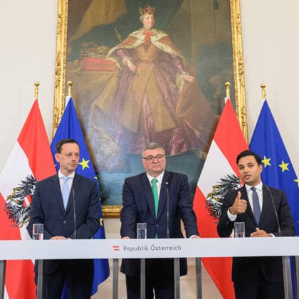 photonews.at - Wien, 07.10.2026. Ministerrat im Bundeskanzleramt. PHOTO: Klubobmann der ÖVP Ernst Gödl, Staatsseketär im Innenministerium Jörg Leichtfried (SPÖ) und Klubmann von NEOS Yannick Shetty beim Pressefoyer nach dem Minsterrat. Press foyer after the Council of Ministers. Minister, Regierung, Innenpolitik Ministerrat