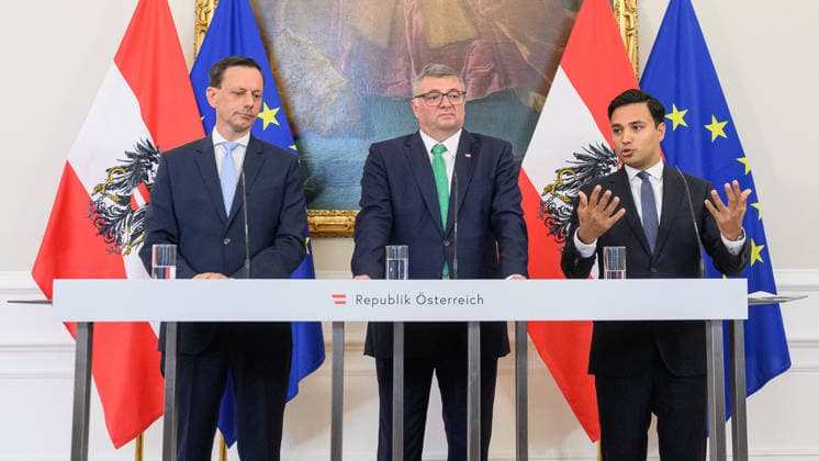 photonews.at - Wien, 07.10.2026. Ministerrat im Bundeskanzleramt. PHOTO: Klubobmann der ÖVP Ernst Gödl, Staatsseketär im Innenministerium Jörg Leichtfried (SPÖ) und Klubmann von NEOS Yannick Shetty beim Pressefoyer nach dem Minsterrat. Press foyer after the Council of Ministers. Minister, Regierung, Innenpolitik Ministerrat