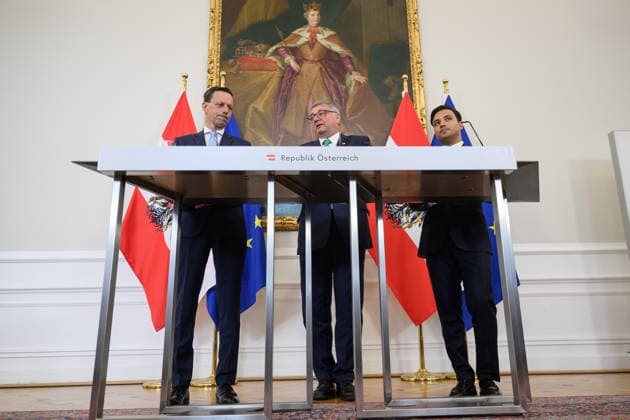 photonews.at - Wien, 07.10.2026. Ministerrat im Bundeskanzleramt. PHOTO: Klubobmann der ÖVP Ernst Gödl, Staatsseketär im Innenministerium Jörg Leichtfried (SPÖ) und Klubmann von NEOS Yannick Shetty beim Pressefoyer nach dem Minsterrat. Press foyer after the Council of Ministers. Minister, Regierung, Innenpolitik Ministerrat