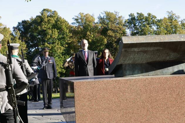 07-10-2026 Finland King Felipe and Queen Letizia during the wreath-laying ceremony at Hietaniemi Cemetery, Finland s national cemetery and the final resting place of many former presidents and other prominent figures on the 2nd day of the 2 day statevisit to Finland. Â  Copyright: xPPEx