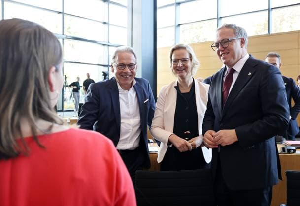 Sonderplenum Thueringer Landtag 07.10.2026, Erfurt, Thueringer Landtag, 55. Plenarsitzung, Sonderplenum, Verhandlungsgegenstand ist die Aufloesung des 8. Thueringer Landtags gemaess Artikel 50 Abs. 2 Satz 1 Nr. 1 der Verfassung des Freistaats Thueringen Antrag der AfD im Bild: Minister fuer Inneres und Kommunales Georg Maier (SPD), Finanzministerin Katja Wolf (Thueringen.Gerecht) und Ministerpraesident Mario Voigt (CDU)