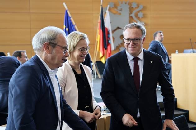 Sonderplenum Thueringer Landtag 07.10.2026, Erfurt, Thueringer Landtag, 55. Plenarsitzung, Sonderplenum, Verhandlungsgegenstand ist die Aufloesung des 8. Thueringer Landtags gemaess Artikel 50 Abs. 2 Satz 1 Nr. 1 der Verfassung des Freistaats Thueringen Antrag der AfD im Bild: Minister fuer Inneres und Kommunales Georg Maier (SPD), Finanzministerin Katja Wolf (Thueringen.Gerecht) und Ministerpraesident Mario Voigt (CDU)
