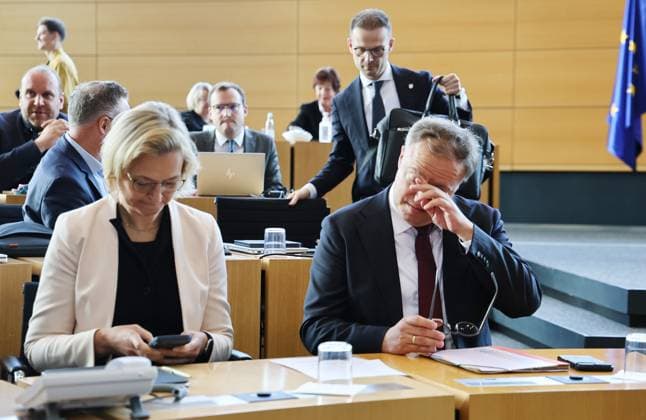 Sonderplenum Thueringer Landtag 07.10.2026, Erfurt, Thueringer Landtag, 55. Plenarsitzung, Sonderplenum, Verhandlungsgegenstand ist die Aufloesung des 8. Thueringer Landtags gemaess Artikel 50 Abs. 2 Satz 1 Nr. 1 der Verfassung des Freistaats Thueringen Antrag der AfD im Bild: Finanzministerin Katja Wolf (Thueringen.Gerecht) und Ministerpraesident Mario Voigt (CDU)