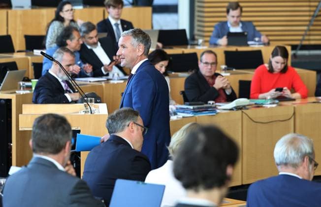 Sonderplenum Thueringer Landtag 07.10.2026, Erfurt, Thueringer Landtag, 55. Plenarsitzung, Sonderplenum, Verhandlungsgegenstand ist die Aufloesung des 8. Thueringer Landtags gemaess Artikel 50 Abs. 2 Satz 1 Nr. 1 der Verfassung des Freistaats Thueringen Antrag der AfD im Bild: Fraktionsvorsitzender Bjoern Hoecke (AfD) auf dem Wegzum Rednerpult