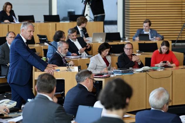 Sonderplenum Thueringer Landtag 07.10.2026, Erfurt, Thueringer Landtag, 55. Plenarsitzung, Sonderplenum, Verhandlungsgegenstand ist die Aufloesung des 8. Thueringer Landtags gemaess Artikel 50 Abs. 2 Satz 1 Nr. 1 der Verfassung des Freistaats Thueringen Antrag der AfD im Bild: Fraktionsvorsitzender Bjoern Hoecke (AfD) am Rednerpult