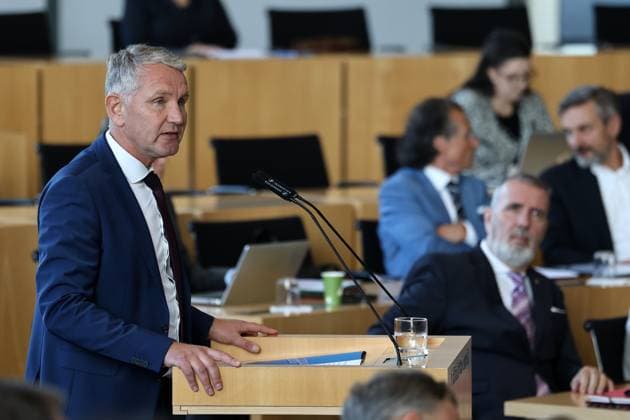Sonderplenum Thueringer Landtag 07.10.2026, Erfurt, Thueringer Landtag, 55. Plenarsitzung, Sonderplenum, Verhandlungsgegenstand ist die Aufloesung des 8. Thueringer Landtags gemaess Artikel 50 Abs. 2 Satz 1 Nr. 1 der Verfassung des Freistaats Thueringen Antrag der AfD im Bild: Fraktionsvorsitzender Bjoern Hoecke (AfD) am Rednerpult