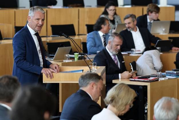 Sonderplenum Thueringer Landtag 07.10.2026, Erfurt, Thueringer Landtag, 55. Plenarsitzung, Sonderplenum, Verhandlungsgegenstand ist die Aufloesung des 8. Thueringer Landtags gemaess Artikel 50 Abs. 2 Satz 1 Nr. 1 der Verfassung des Freistaats Thueringen Antrag der AfD im Bild: Fraktionsvorsitzender Bjoern Hoecke (AfD) am Rednerpult