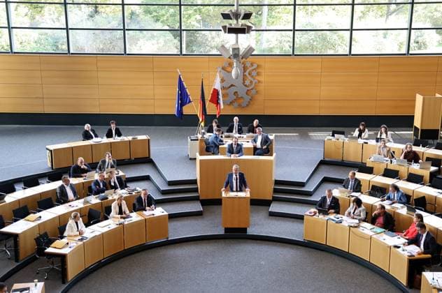 Sonderplenum Thueringer Landtag 07.10.2026, Erfurt, Thueringer Landtag, 55. Plenarsitzung, Sonderplenum, Verhandlungsgegenstand ist die Aufloesung des 8. Thueringer Landtags gemaess Artikel 50 Abs. 2 Satz 1 Nr. 1 der Verfassung des Freistaats Thueringen Antrag der AfD im Bild: Fraktionsvorsitzender Bjoern Hoecke (AfD) am Rednerpult