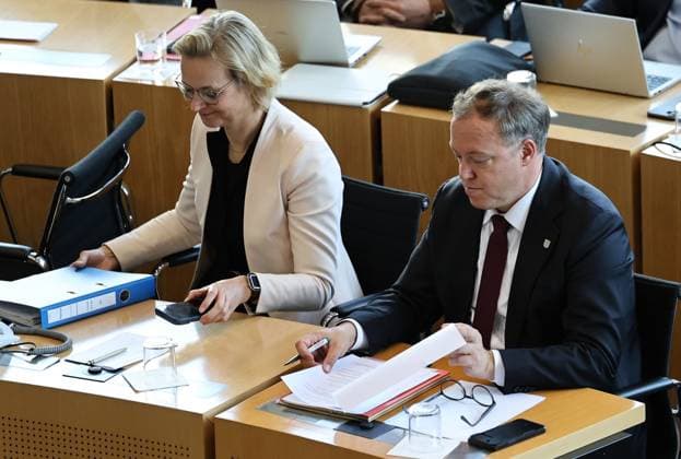 Sonderplenum Thueringer Landtag 07.10.2026, Erfurt, Thueringer Landtag, 55. Plenarsitzung, Sonderplenum, Verhandlungsgegenstand ist die Aufloesung des 8. Thueringer Landtags gemaess Artikel 50 Abs. 2 Satz 1 Nr. 1 der Verfassung des Freistaats Thueringen Antrag der AfD im Bild: Finanzministerin Katja Wolf (Thueringen.Gerecht) und Ministerpraesident Mario Voigt (CDU)