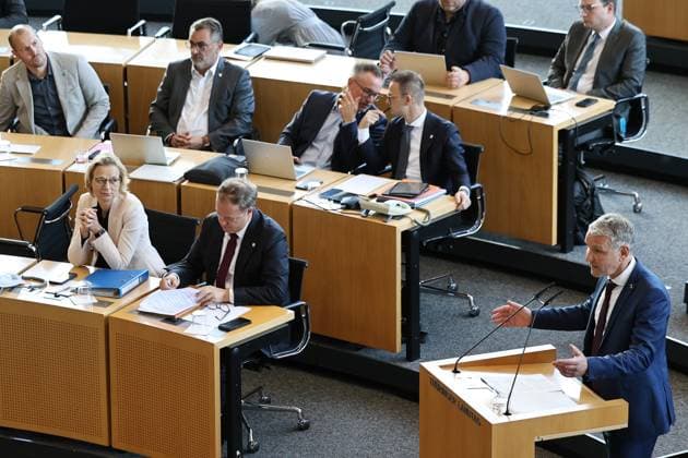 Sonderplenum Thueringer Landtag 07.10.2026, Erfurt, Thueringer Landtag, 55. Plenarsitzung, Sonderplenum, Verhandlungsgegenstand ist die Aufloesung des 8. Thueringer Landtags gemaess Artikel 50 Abs. 2 Satz 1 Nr. 1 der Verfassung des Freistaats Thueringen Antrag der AfD im Bild: Fraktionsvorsitzender Bjoern Hoecke (AfD) am Rednerpult, links Finanzministerin Katja Wolf (Thueringen.Gerecht) und Ministerpraesident Mario Voigt (CDU)