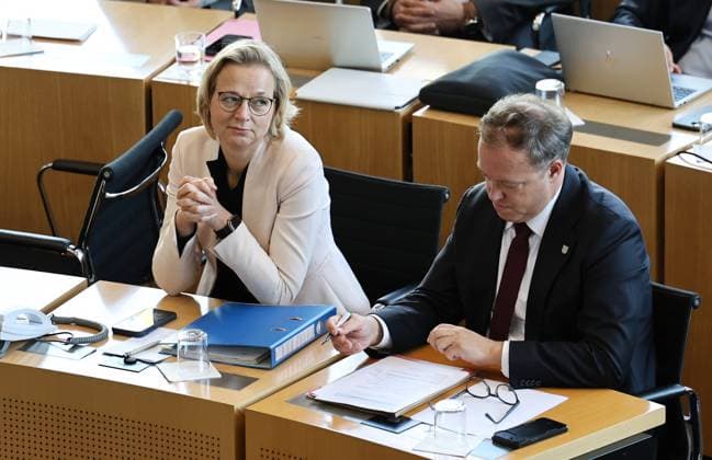 Sonderplenum Thueringer Landtag 07.10.2026, Erfurt, Thueringer Landtag, 55. Plenarsitzung, Sonderplenum, Verhandlungsgegenstand ist die Aufloesung des 8. Thueringer Landtags gemaess Artikel 50 Abs. 2 Satz 1 Nr. 1 der Verfassung des Freistaats Thueringen Antrag der AfD im Bild: Finanzministerin Katja Wolf (Thueringen.Gerecht) und Ministerpraesident Mario Voigt (CDU)