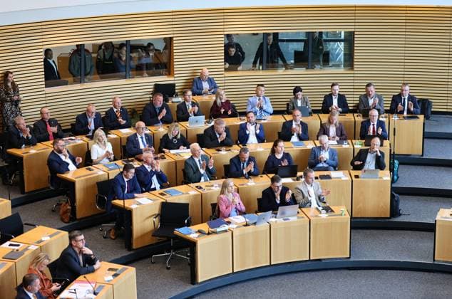 Sonderplenum Thueringer Landtag 07.10.2026, Erfurt, Thueringer Landtag, 55. Plenarsitzung, Sonderplenum, Verhandlungsgegenstand ist die Aufloesung des 8. Thueringer Landtags gemaess Artikel 50 Abs. 2 Satz 1 Nr. 1 der Verfassung des Freistaats Thueringen Antrag der AfD im Bild: Abgeordnete der AfD-Fraktion klatschen bei der Rede von Fraktionsvorsitzender Bjoern Hoecke (AfD)