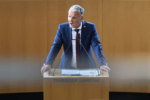 Sonderplenum Thueringer Landtag 07.10.2026, Erfurt, Thueringer Landtag, 55. Plenarsitzung, Sonderplenum, Verhandlungsgegenstand ist die Aufloesung des 8. Thueringer Landtags gemaess Artikel 50 Abs. 2 Satz 1 Nr. 1 der Verfassung des Freistaats Thueringen Antrag der AfD im Bild: Fraktionsvorsitzender Bjoern Hoecke (AfD) am Rednerpult