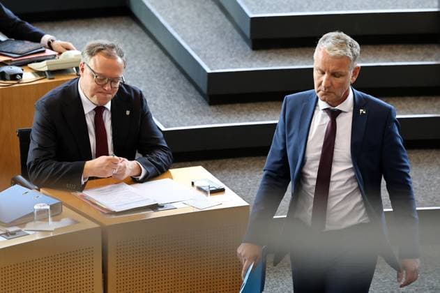 Sonderplenum Thueringer Landtag 07.10.2026, Erfurt, Thueringer Landtag, 55. Plenarsitzung, Sonderplenum, Verhandlungsgegenstand ist die Aufloesung des 8. Thueringer Landtags gemaess Artikel 50 Abs. 2 Satz 1 Nr. 1 der Verfassung des Freistaats Thueringen Antrag der AfD im Bild: Ministerpraesident Mario Voigt (CDU) und Fraktionsvorsitzender Bjoern Hoecke (AfD)