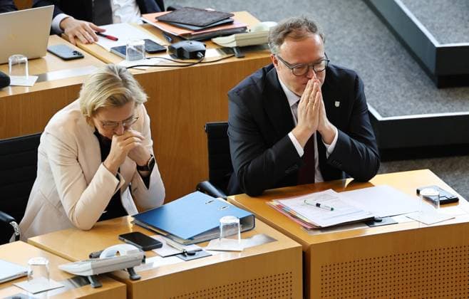 Sonderplenum Thueringer Landtag 07.10.2026, Erfurt, Thueringer Landtag, 55. Plenarsitzung, Sonderplenum, Verhandlungsgegenstand ist die Aufloesung des 8. Thueringer Landtags gemaess Artikel 50 Abs. 2 Satz 1 Nr. 1 der Verfassung des Freistaats Thueringen Antrag der AfD im Bild: Finanzministerin Katja Wolf (Thueringen.Gerecht) und Ministerpraesident Mario Voigt (CDU)