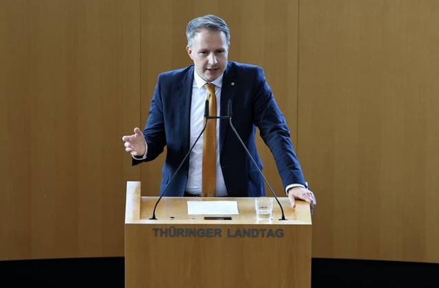 Sonderplenum Thueringer Landtag 07.10.2026, Erfurt, Thueringer Landtag, 55. Plenarsitzung, Sonderplenum, Verhandlungsgegenstand ist die Aufloesung des 8. Thueringer Landtags gemaess Artikel 50 Abs. 2 Satz 1 Nr. 1 der Verfassung des Freistaats Thueringen Antrag der AfD im Bild: Andreas Buehl (CDU) am Rednerpult