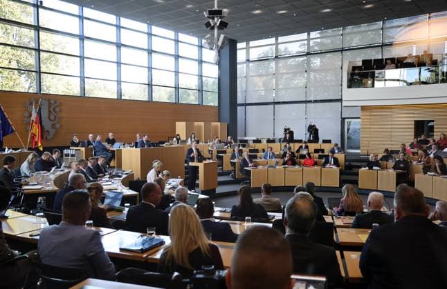 Sonderplenum Thueringer Landtag 07.10.2026, Erfurt, Thueringer Landtag, 55. Plenarsitzung, Sonderplenum, Verhandlungsgegenstand ist die Aufloesung des 8. Thueringer Landtags gemaess Artikel 50 Abs. 2 Satz 1 Nr. 1 der Verfassung des Freistaats Thueringen Antrag der AfD im Bild: Andreas Buehl (CDU) am Rednerpult