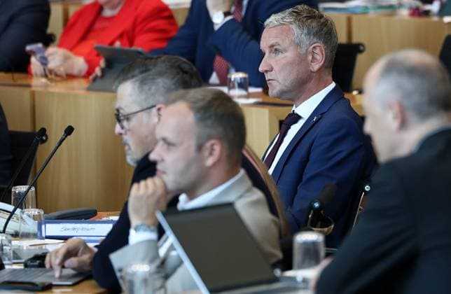 Sonderplenum Thueringer Landtag 07.10.2026, Erfurt, Thueringer Landtag, 55. Plenarsitzung, Sonderplenum, Verhandlungsgegenstand ist die Aufloesung des 8. Thueringer Landtags gemaess Artikel 50 Abs. 2 Satz 1 Nr. 1 der Verfassung des Freistaats Thueringen Antrag der AfD im Bild: Fraktionsvorsitzender Bjoern Hoecke (AfD)