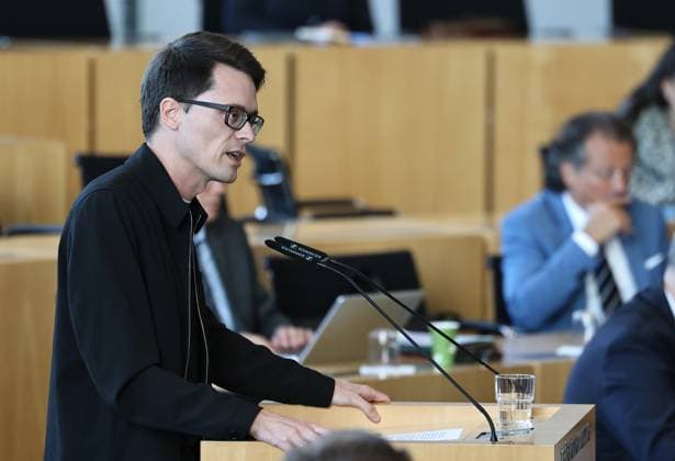 Sonderplenum Thueringer Landtag 07.10.2026, Erfurt, Thueringer Landtag, 55. Plenarsitzung, Sonderplenum, Verhandlungsgegenstand ist die Aufloesung des 8. Thueringer Landtags gemaess Artikel 50 Abs. 2 Satz 1 Nr. 1 der Verfassung des Freistaats Thueringen Antrag der AfD im Bild: Christian Schaft (Die LINKE) am Rednerpult